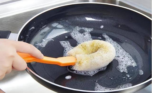 层刮花后还能用吗？央视实验告诉你答案pg电子中国“不粘锅”有毒且致癌？涂(图9)